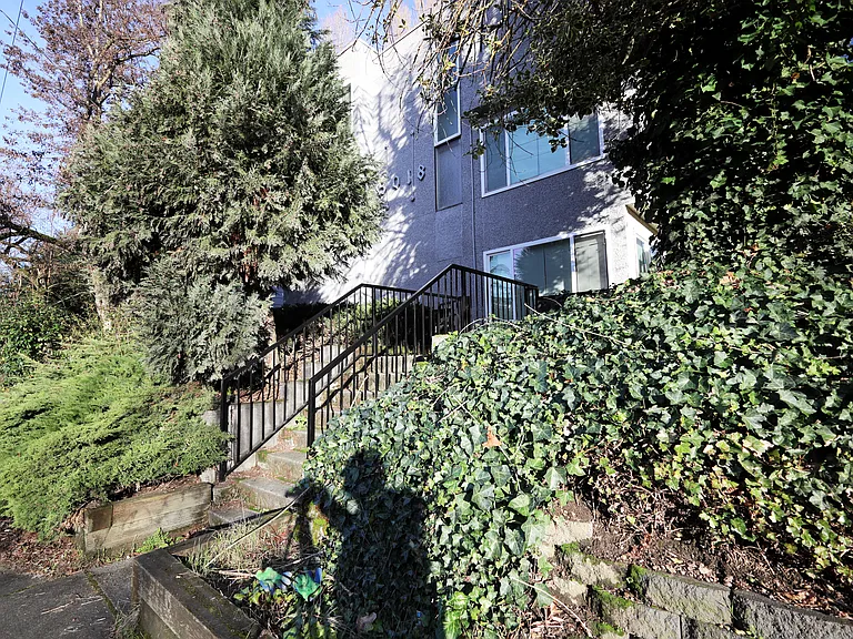 5018 11th Ave NE #D — Photo 1