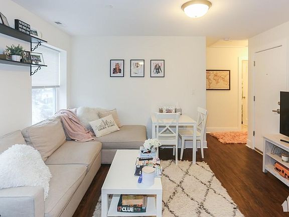 2nd image of 2959 N Hamlin Ave #212