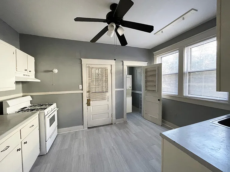 (10) In-unit laundry.