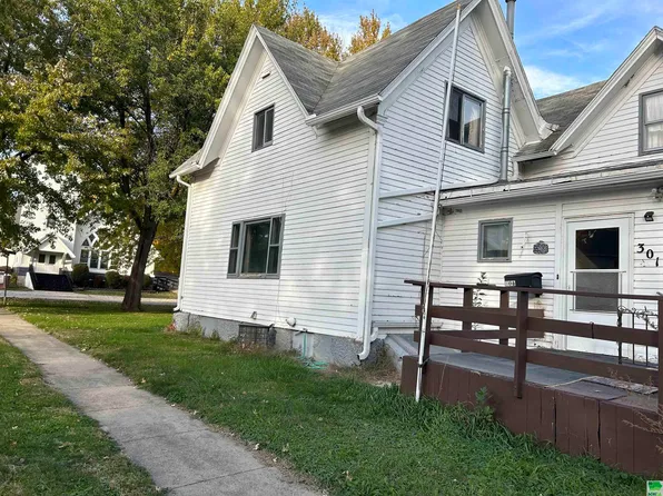 301 S Franklin St, Newell, IA 50568