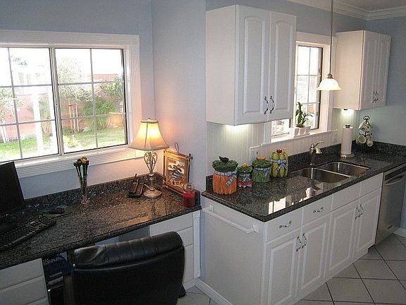 Kitchen-desk-granite