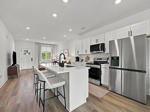 4th image of 875 Gardenview Way