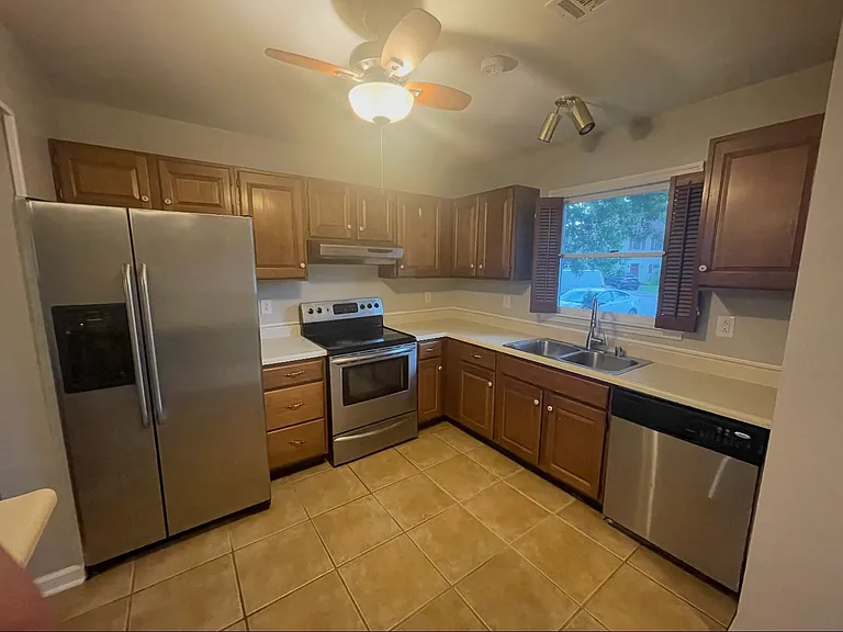 1408 Deer Lake Cir — Photo 2