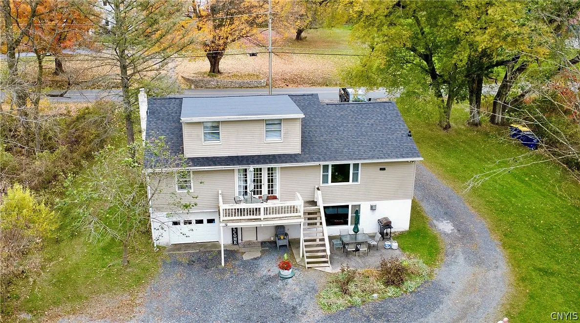 6 bed, 2.5 bath, 2143 sqft, $2,600 — Photo 4