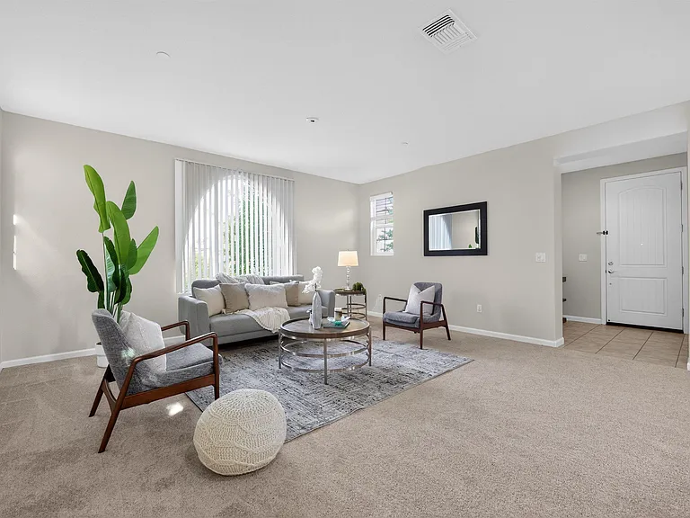 1005 S Fowler Ln — Photo 3
