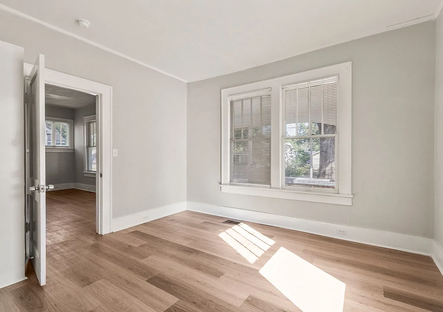 904 35th Avenue-3 Bed 2 Bath! Available Now! — Photo 2