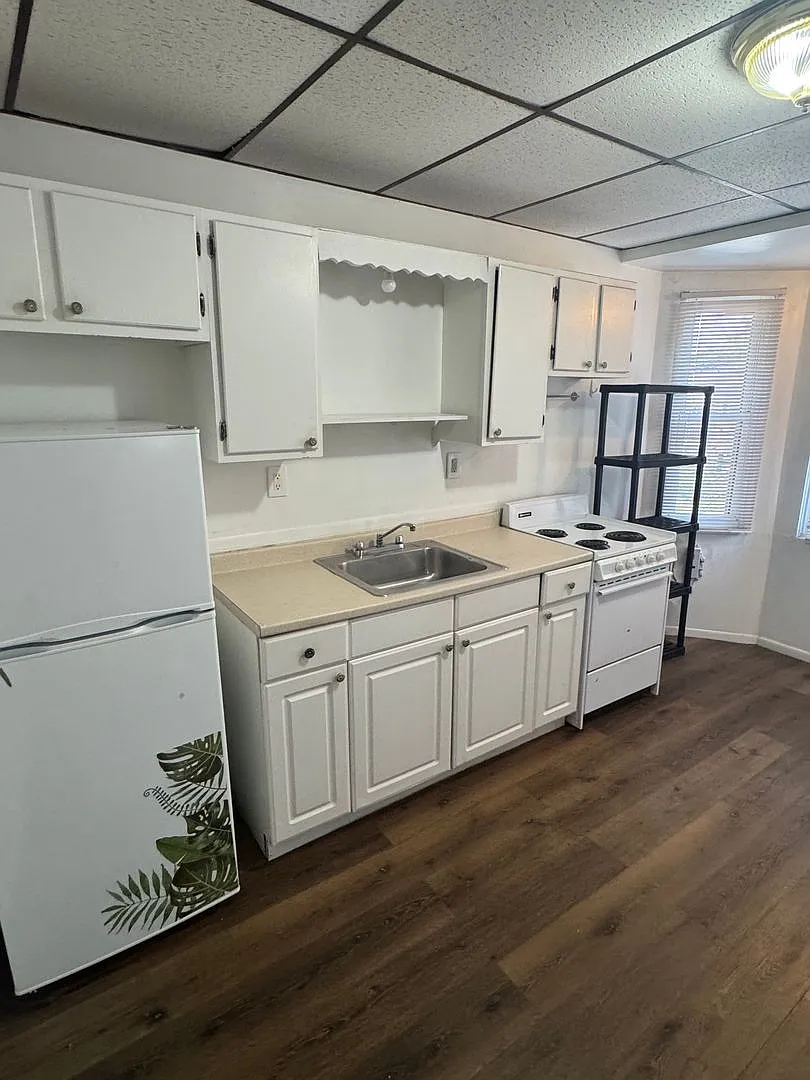 Studio, $840 — Photo 2