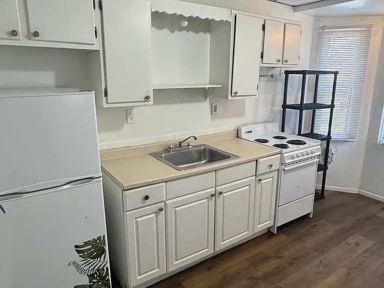 239 Amber St — Photo 5