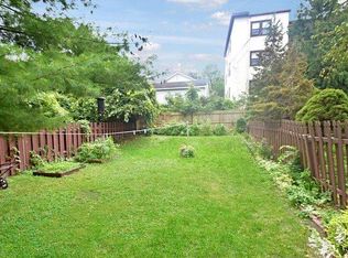 523 W Addison St, Freeport, IL 61032