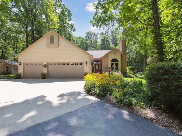 12166 Andresen Dr, South Lyon, MI 48178