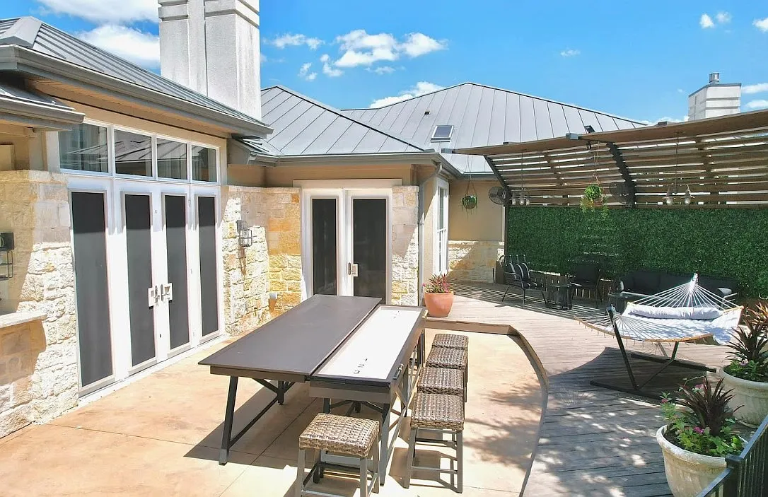 4 bed, $4,800 — Photo 1
