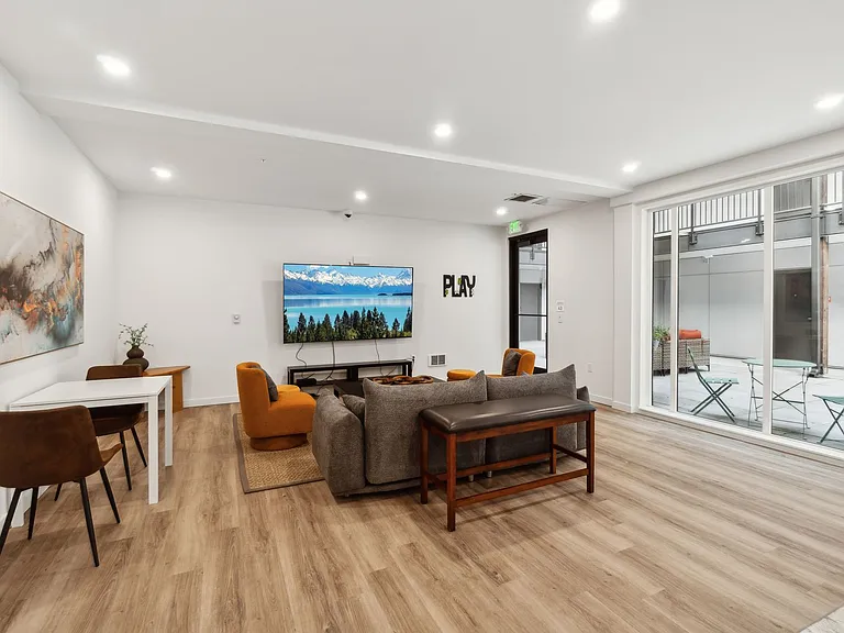 Divine Court Apartments — Photo 55
