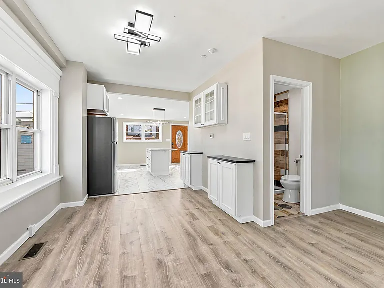 1015 McClenahan Ter — Photo 4