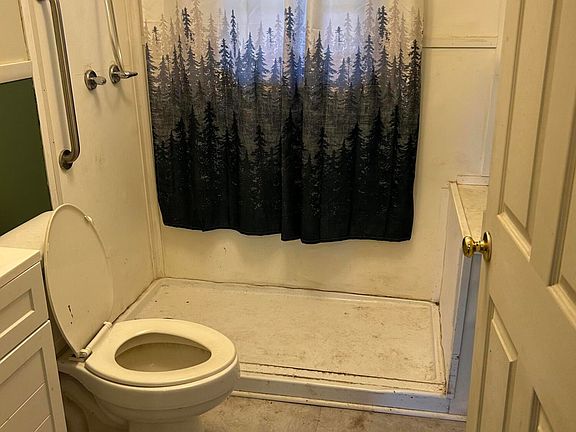 4th image of 416 Red And White St