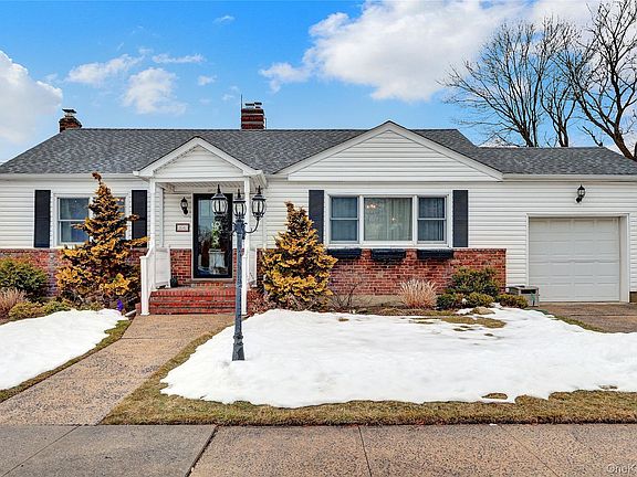 2nd image of 2642 Clovermere Road