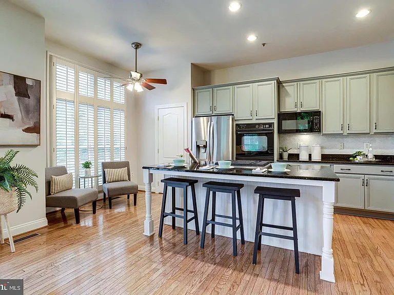 1601 Colonial Hills Dr — Photo 4