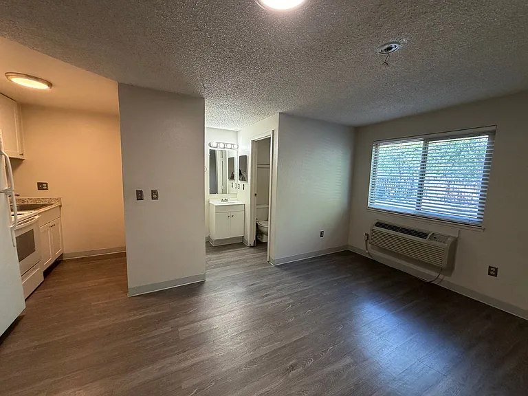 543 W 6th St — Photo 16