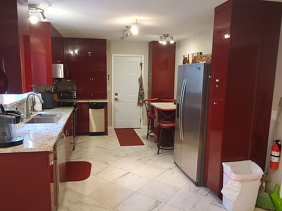 5th image of 172 Hall Ct
