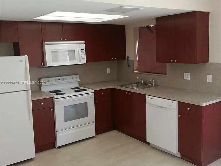 2604 NW 52nd Ave #C15 — Photo 5
