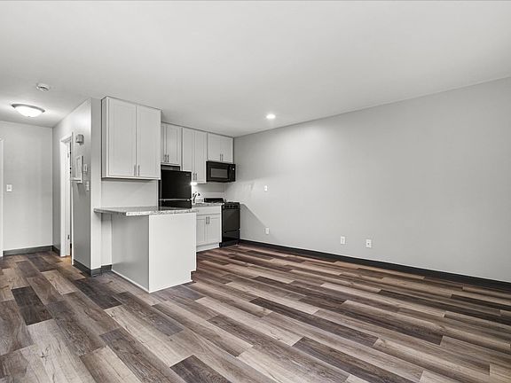 3rd image of 202 E Rees St #201