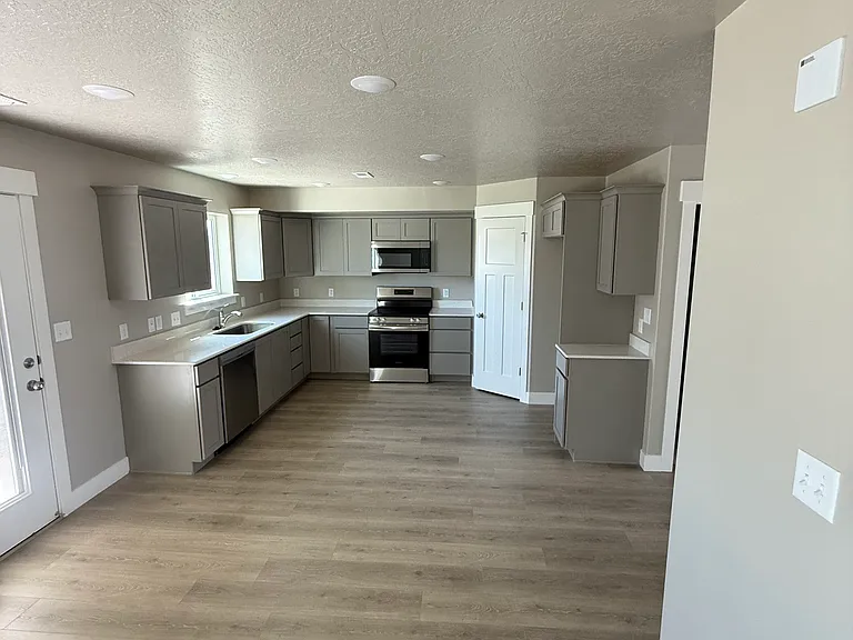 1431 W 500 N — Photo 2