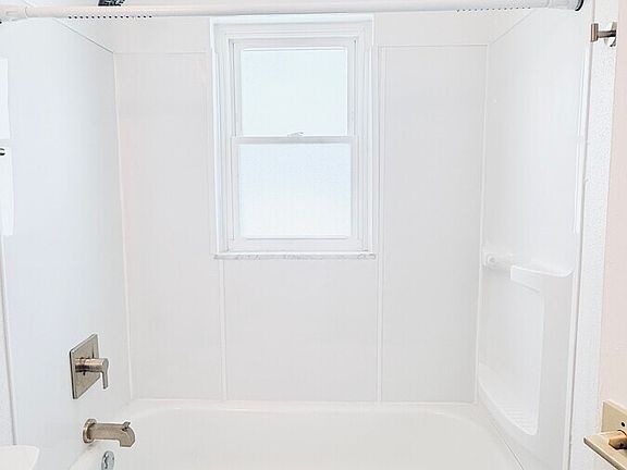 5th image of 310 Superior Ave APT A