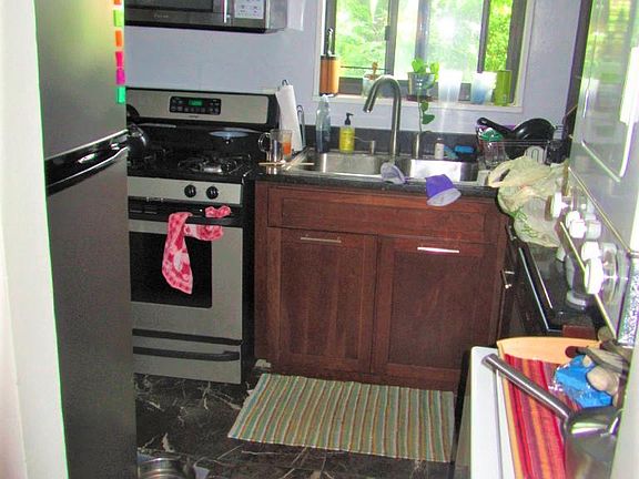 kitchen w washer dryer