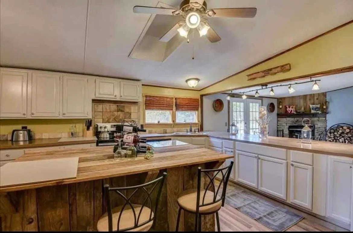 1 bed, 2700 sqft, $900 — Photo 3