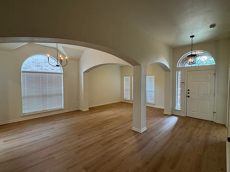 1823 Bur Oak Dr — Photo 6