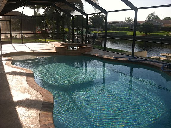 Large pool with hot tub