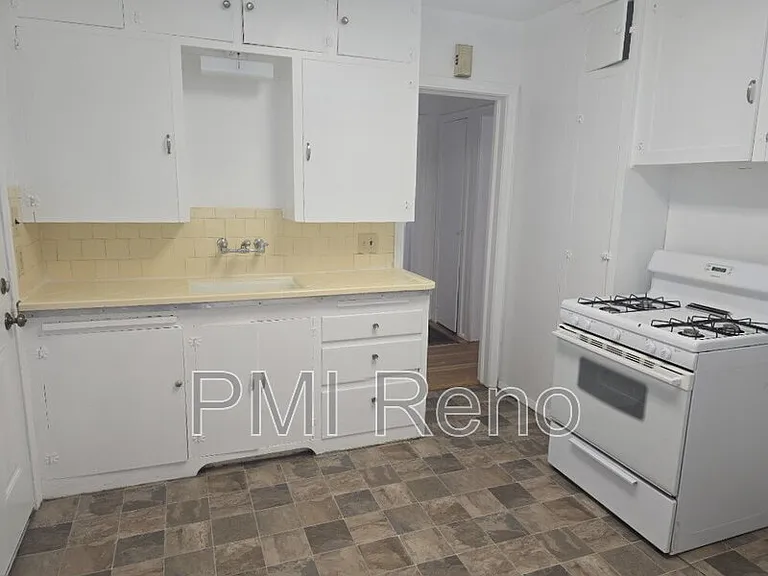 530 Burns St — Photo 6