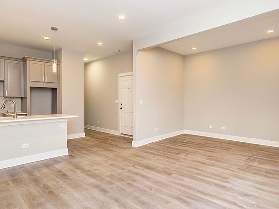 3rd image of 822 N Oakley Blvd Unit 1