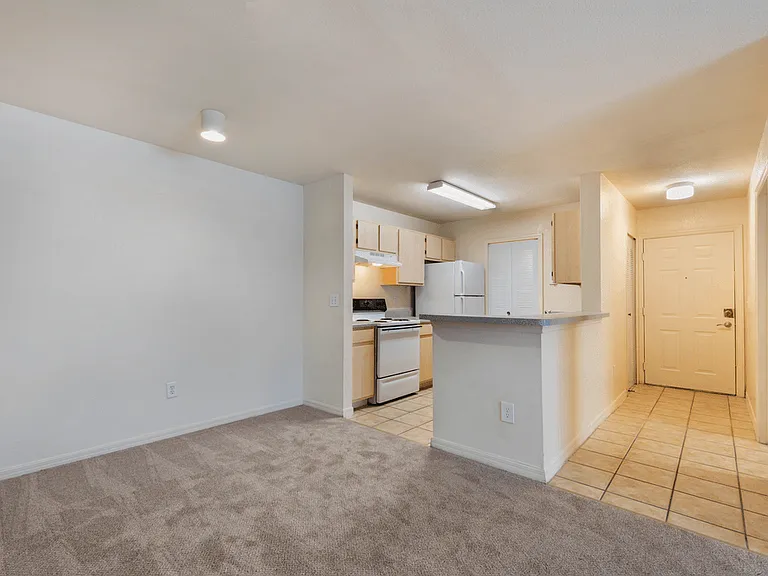 Grande Court Apartments — Photo 35