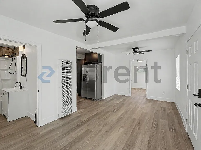 515 E 55th St — Photo 5