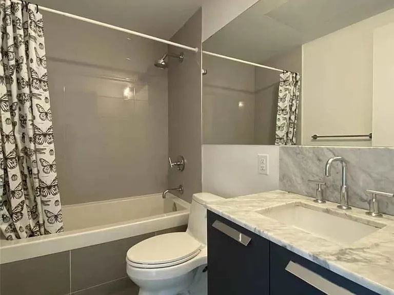 50 Charles St E #2402 — Photo 8