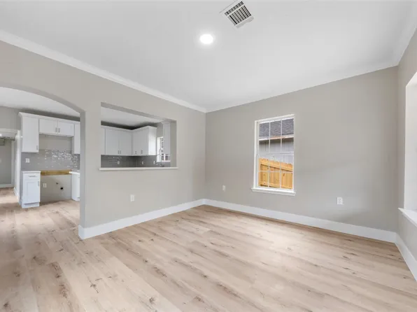 219 E James St, Baytown, TX 77520