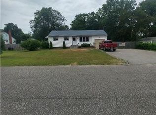 9 Stewart St, Bay Shore, NY 11706