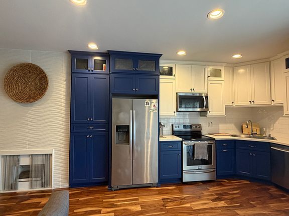 3rd image of 941 W Carson St APT 220