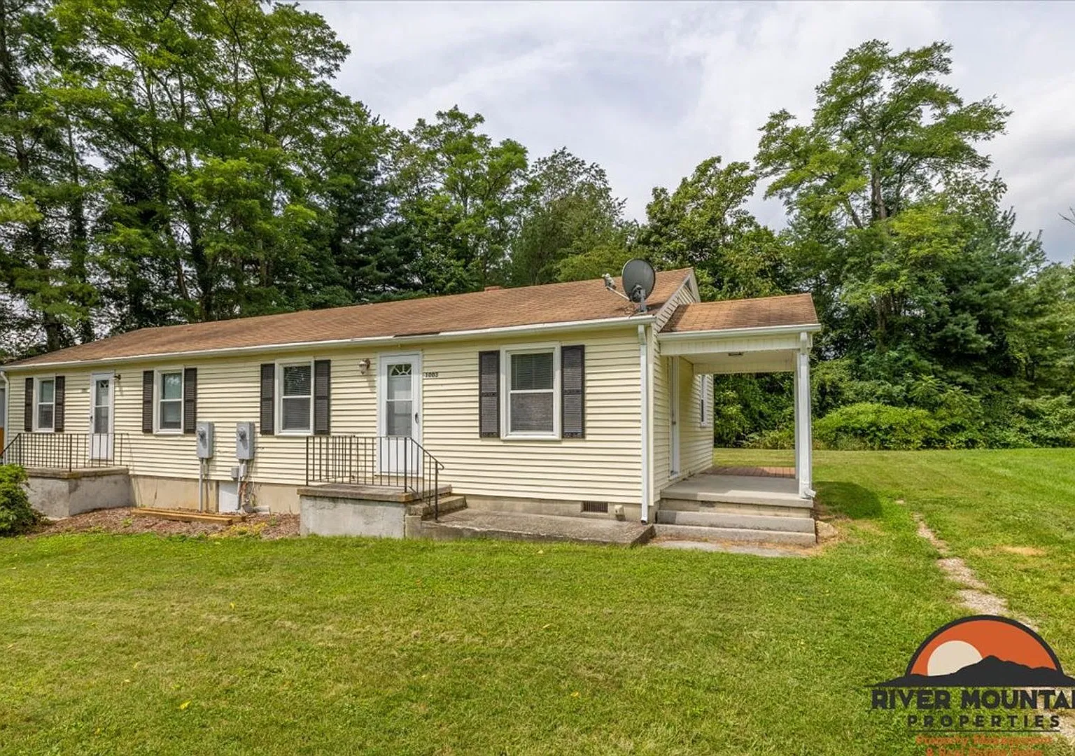 Convenient Blacksburg Duplex Close to VT — Photo 1