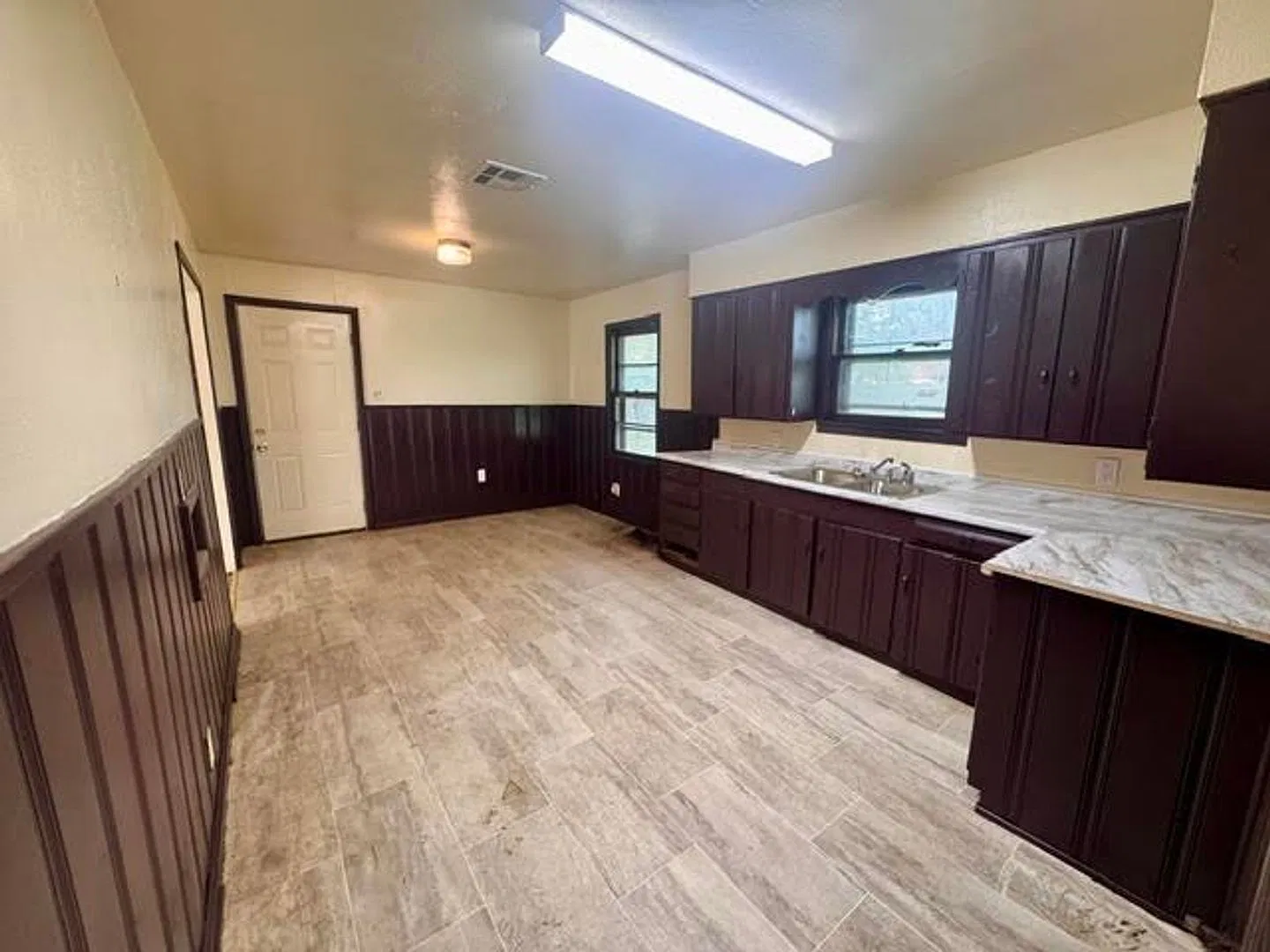 141 Brewster St — Photo 4