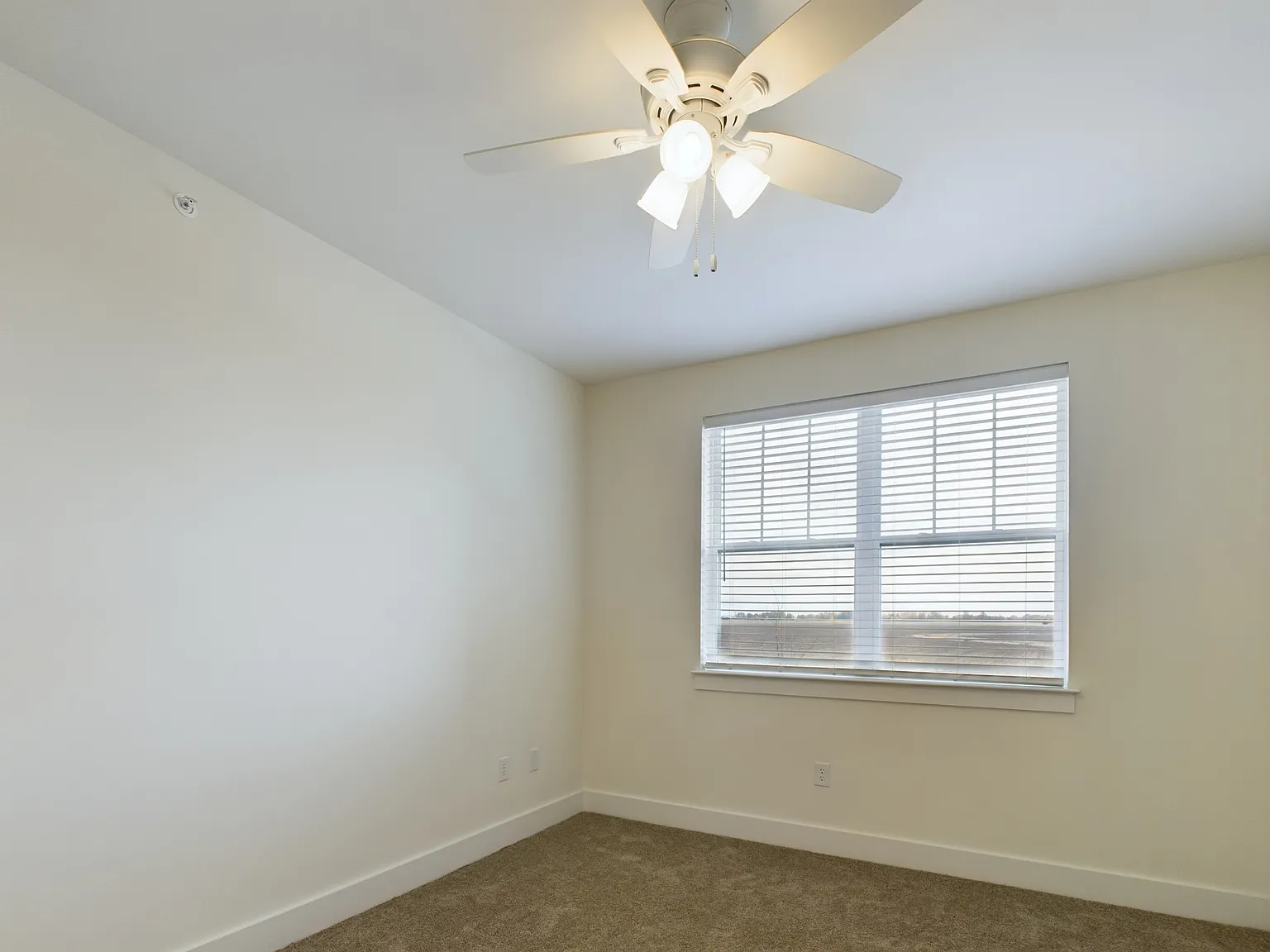 2 bed, 1390 sqft, $2,169 — Photo 3