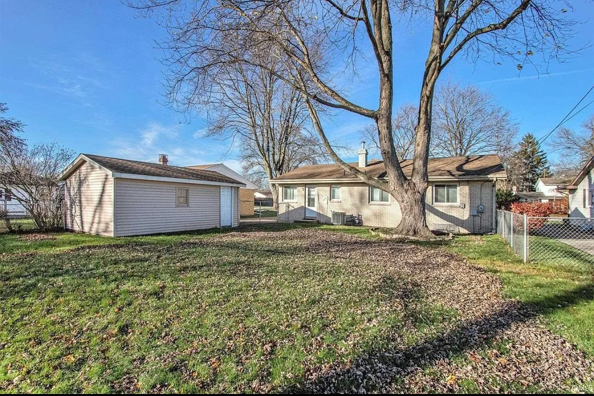3 bed, 1.5 bath, 1866 sqft, $2,200 — Photo 3