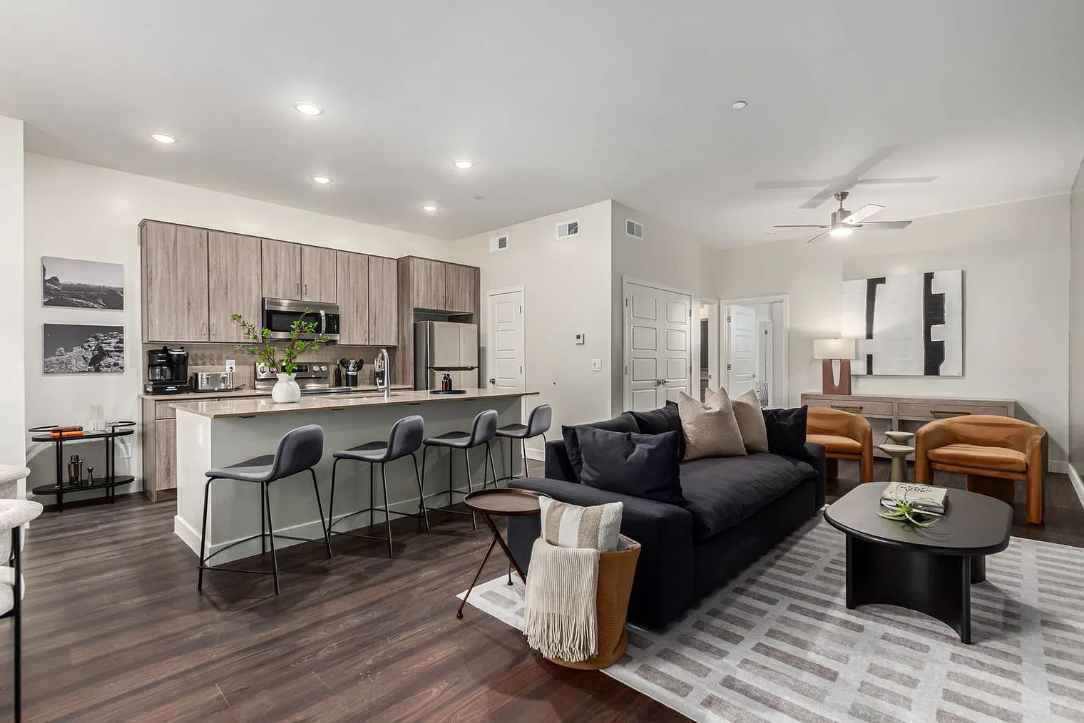 1 bed, 1.0 bath, 979 sqft, $2,964 — Photo 1