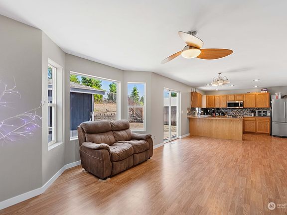 5th image of 860 N Garden Plaza