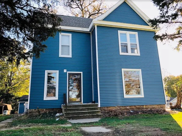 1303 Rainbow Dr, Cedar Falls, IA 50613