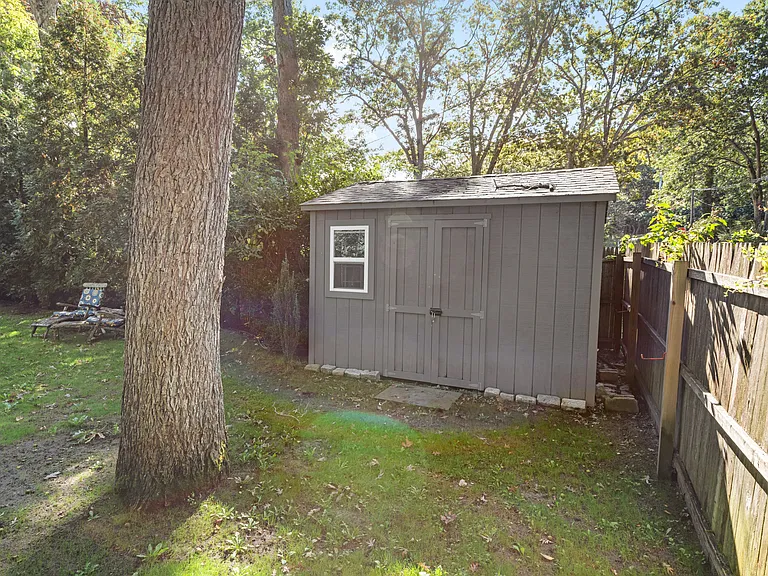 7 Bay Ave — Photo 23