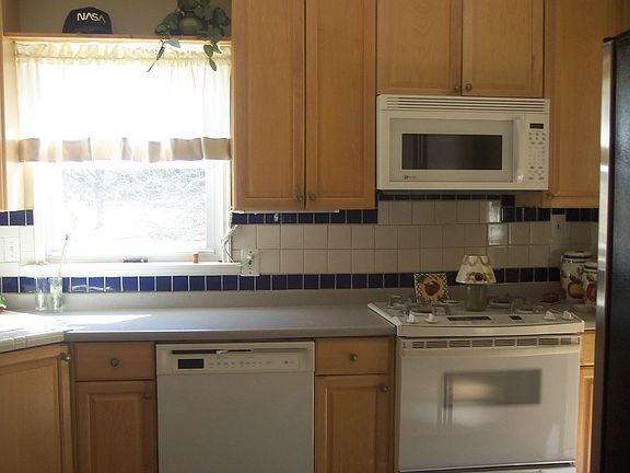 UPDATED KITCHEN W/MAPLE CABINETS & CERAMIC FLOOR! 