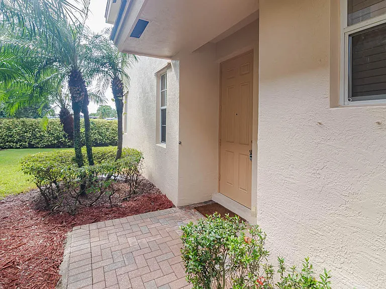 356 SE Bloxham Way — Photo 4
