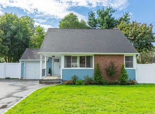 104 Raleigh Ln, West Islip, NY 11795
