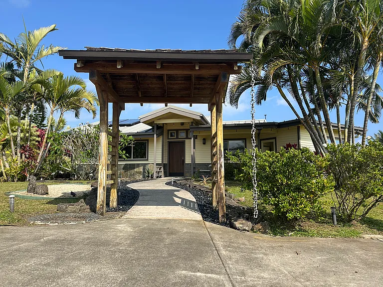 51 W Waipio Rd — Photo 2
